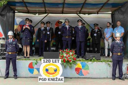10 Slovesni zaključek parade na šolskem igrišču s